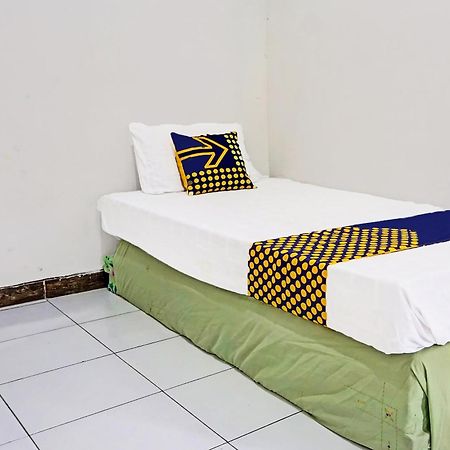 Hotel Oyo Life 91896 Kost Bu Dewi Syariah Pasuruan Exterior foto