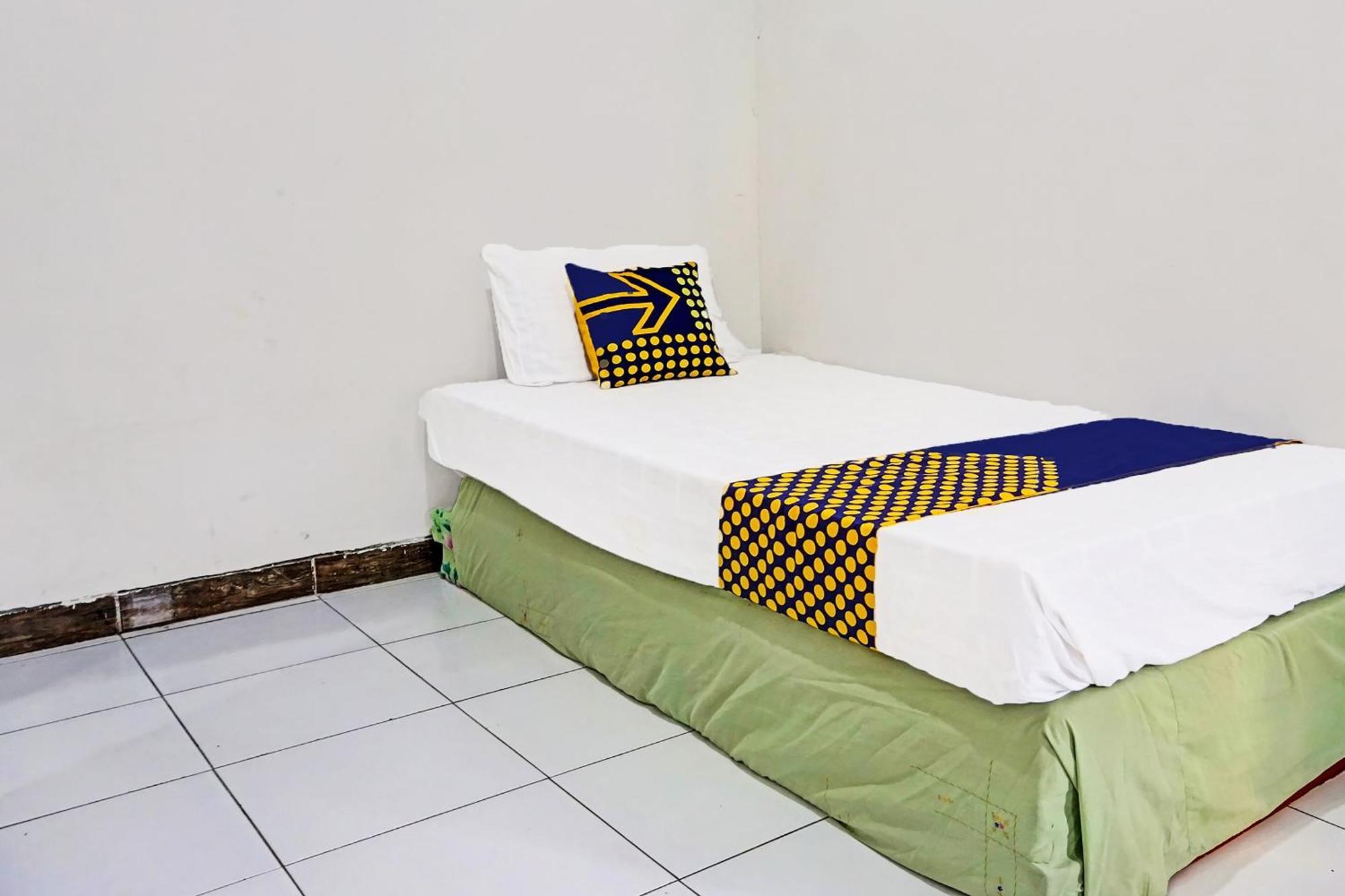 Hotel Oyo Life 91896 Kost Bu Dewi Syariah Pasuruan Exterior foto