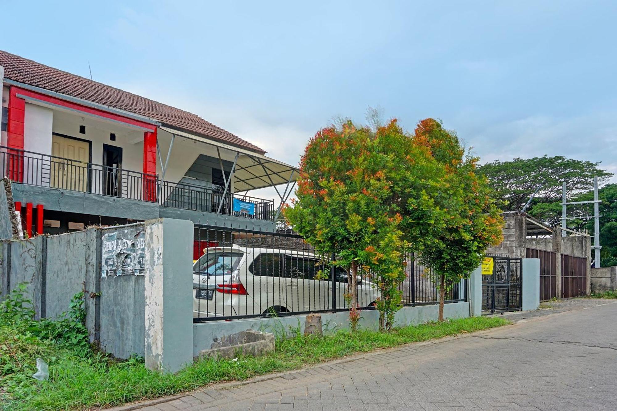 Hotel Oyo Life 91896 Kost Bu Dewi Syariah Pasuruan Exterior foto