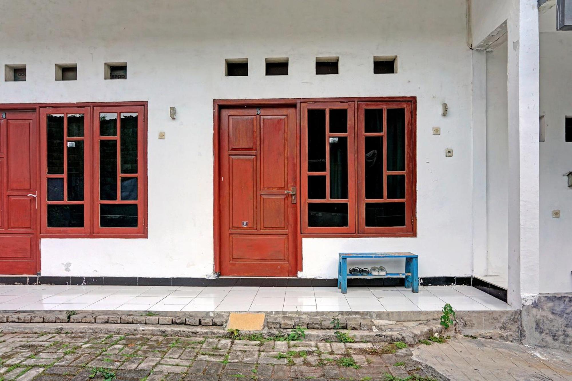 Hotel Oyo Life 91896 Kost Bu Dewi Syariah Pasuruan Exterior foto