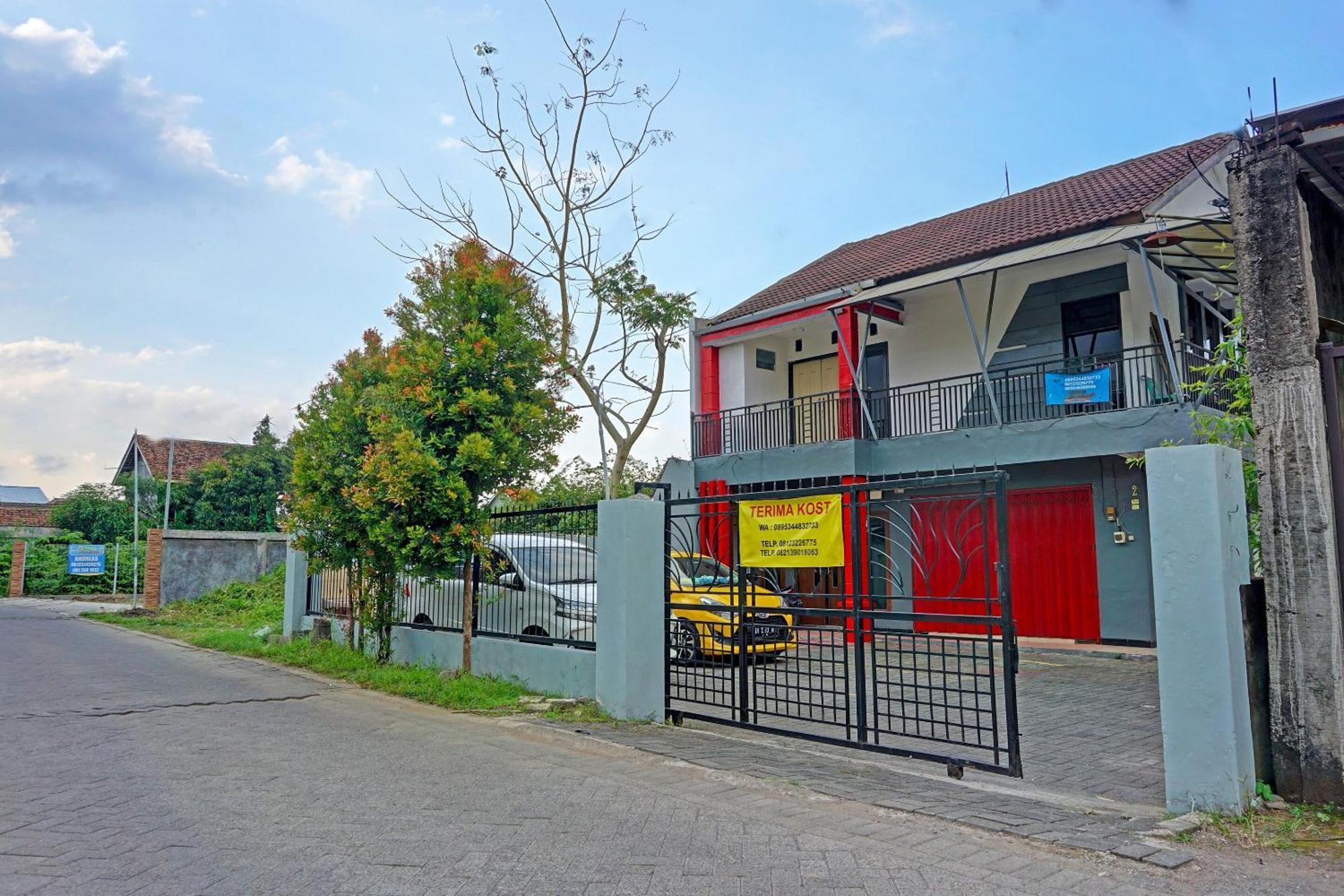 Hotel Oyo Life 91896 Kost Bu Dewi Syariah Pasuruan Exterior foto